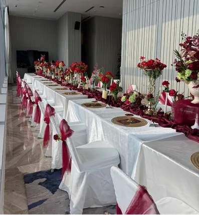 Elegant table decoration with red and white florals